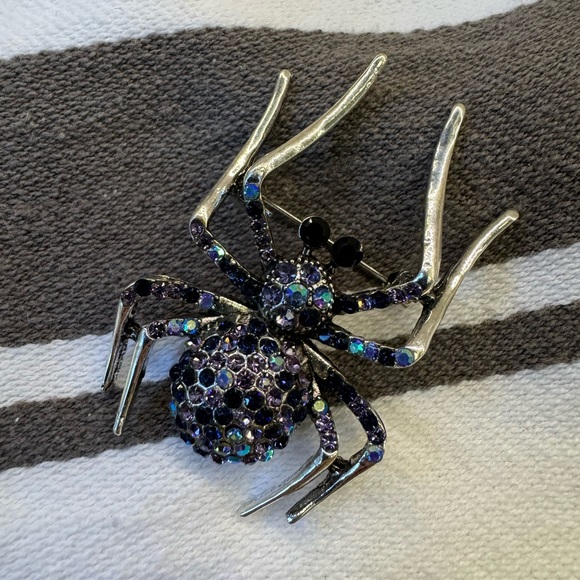 Awesome Sparkly Spider Brooch Pin - Picture 6 of 7